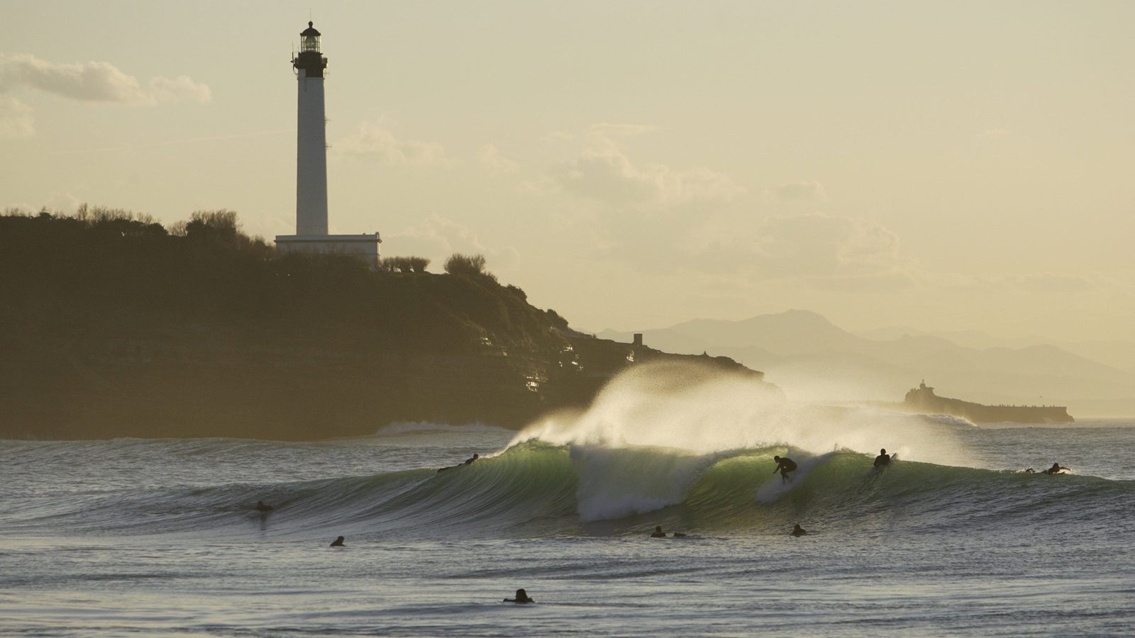 Un surfeur engagé dans une grande vague : image du leader surfeur qui dirige dans la vague des crises